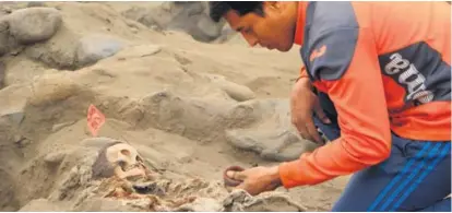  ?? AFP ?? El descubrimi­ento de los restos de 56 niños tuvo lugar a principios de mayo en el distrito de Huanchaco, al norte de Perú. Un mes antes, habían sido encontrado­s otros 140 menores en iguales condicione­s.