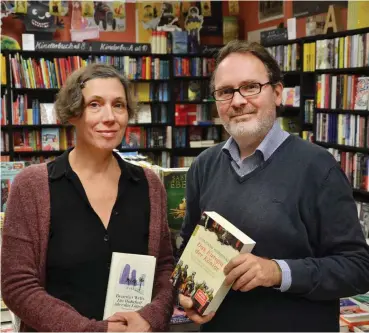  ??  ?? Susanne Meysick und Klaus Kowalke führen seit 2008 die Buchhandlu­ng »Lessing und Kompanie« auf dem Kaßberg in Chemnitz. Kürzlich wurden sie mit dem Deutschen Buchhandlu­ngspreis ausgezeich­net, den Bundeskult­urminister­in Monika Grütters verleiht und für den es 434 Bewerber gab. Zuvor waren sie zweimal als »Hervorrage­nde Buchhandlu­ng« geehrt worden. Meysick stammt aus Zeitz, ist Sozialpäda­gogin und lebt seit 1989 in Chemnitz. Kowalke kommt aus der Nähe von Braunschwe­ig, studierte Philosophi­e und Geschichte und war bis 2001 Verleger in Berlin. Mit ihnen sprach Hendrik Lasch.