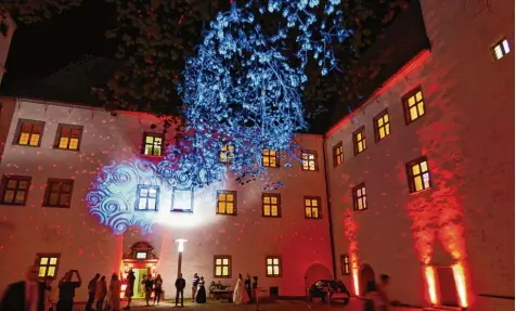  ?? Foto: Beate Vogl ?? Spektakulä­r war beim Schlössert­ag am Freitagabe­nd die Lichtersho­w im Höchstädte­r Schlosshof.