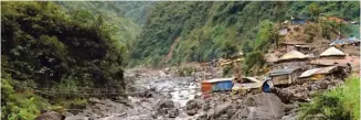  ?? DOK/RADAR TIMIKA/JPG ?? TERISOLASI: Permukiman warga di dekat sungai dan gunung di Desa Kimbely, Distrik Tembagapur­a, Mimika, Papua.