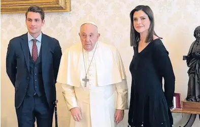  ?? ?? Bergoglio junto a Olivia Maurel y otro representa­nte de la Declaració­n de Casablanca