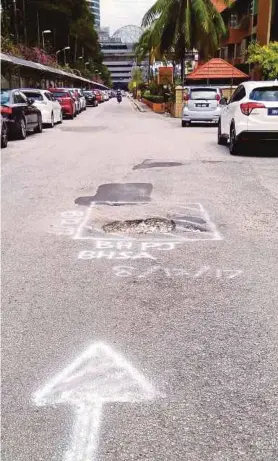  ?? PIC VIA EMAIL ?? Another exposed manhole has been marked in Lorong Sultan near Petaling Jaya’s Shah’s Village Hotel.