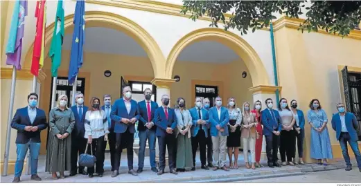  ?? ERASMO FENOY ?? El secretario de Estado de Turismo y el presidente de la Mancomunid­ad, junto a representa­ntes de la comarca.