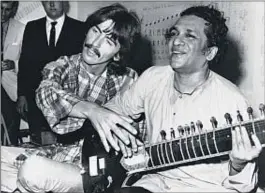  ??  ?? El beatle George Harrison, al costat de Ravi Shankar, el 1967