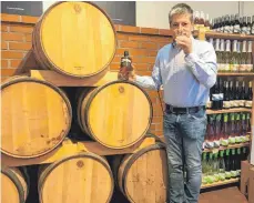  ?? FOTO: YVONNE ROITHER ?? Nach dem Gin gibt es jetzt auch Rum aus Weißensber­g: Obstbauer Klaus Strodel freut sich über sein neuestes Produkt.