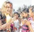  ?? FOTO: PETER SCHLIPF ?? Seit vielen Jahren kümmert sich die Aalenerin Petra Pachner um Menschen in Nepal, hier beim Besuch eines Waisenhaus­es.