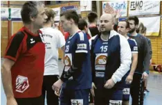  ?? Foto: Roland Stoll ?? Abklatsche­n nach dem Spiel: Wertingens Spielertra­iner Andreas Seitz (Nummer 15) will dies beim Derby in Meitingen gerne als Gewinner tun.