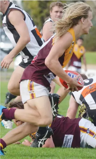  ??  ?? Tom Barr, again one of Drouin’s best players at Sale on Saturday, breaks clear after winning the ball at a scrimmage to look towards sending the Hawks into attack as they mounted a second half revival.