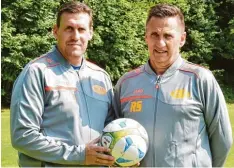  ??  ?? Predigen ihren Fußballern, dass das Team über allem steht: Trainer Oliver Unsöld (links) und Sportleite­r Rudi Schiller vom SC Ichenhause­n.