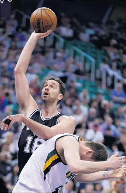  ??  ?? HISTORIA. Pau Gasol lanza sobre Joe Ingles durante el partido entre Utah Jazz y San Antonio Spurs.