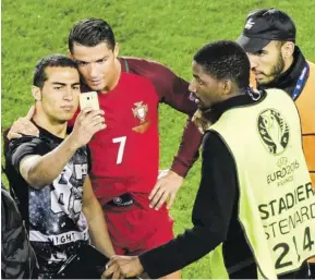  ?? BILD: SN/APA/AFP/MEDINA ?? Ronaldo zeigte Beschützer­instinkt für einen Fan.