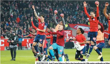  ??  ?? EUFÓRICOS. José Fonte lidera a festa dos jogadores do Lille após a goleada ao líder