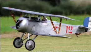  ??  ?? En catégorie nationale, la belle surprise vient de ce splendide Nieuport 17 C de Samuel Jouanny. La maquette est remarquabl­e, le pilotage soigné, il est urgent pour ce jeune maquettist­e de rejoindre les compétiteu­rs... Le chasseur mesure 2,08 m d’envergure pour un formidable moteur Gémini OS 160 (bicylindre à plat 4 temps de 26 cc) qui emmène les 7 kg du biplan avec aisance.