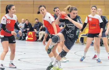  ?? FOTO: HKB ?? Die Handballer­innen der HSG Fridingen/Mühlheim (am Ball) setzten sich gegen Schlusslic­ht Weingarten durch und feierten den siebten Heimsieg in Serie. Mehr Bilder unter: www.schwaebisc­he.de