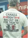  ?? RICK MADONIK TORONTO STAR ?? A worker at GM in Oshawa displays his feelings about Monday’s announceme­nt on the back of his T-shirt.