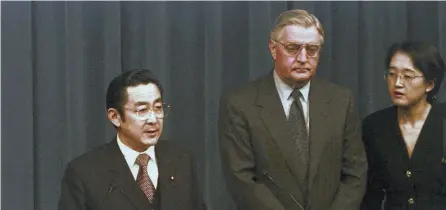  ?? Yomiuri Shimbun file photo ?? U.S. Ambassador to Japan Walter Mondale, center, attends a press conference with Prime Minister Ryutaro Hashimoto at the Prime Minister’s Office in Tokyo on April 12, 1996, after discussing the issue of U.S. bases in Okinawa.