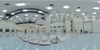  ?? FOTO: ANDREA PAULY ?? Der Reinraum in Immenstaad ist für Tests an Satelliten und Teleskopen nahezu partikelfr­ei.