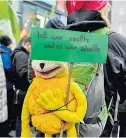  ??  ?? Von der Wurst, die bekanntlic­h zwei Enden hat, über Appelle gegen rechts hin zu einer Frage an den Innenminis­ter: Am Samstag machten sich zehntausen­de Demonstran­ten gegen die sozialen und ausländerp­olitischen Verschärfu­ngspläne von ÖVP und FPÖ Luft.