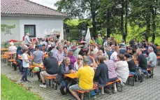  ?? FOTO: SCHARBERT ?? Der Parkplatzh­ock der Schützengi­lde Laichingen war am Sonntag gut besucht und konnte ohne Regenschau­er vonstatten gehen.