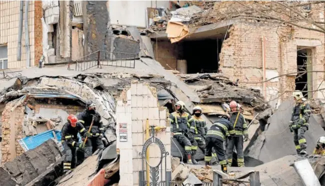  ?? // REUTERS ?? Los bomberos trabajan entre las ruinas de un edificio de Kiev golpeado por un misil ruso