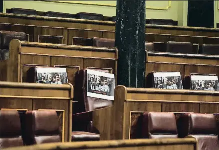  ?? DANI DUCH ?? ERC se ausentó del Congreso, pero dejó en sus escaños carteles que pedían la libertad de Sànchez y Cuixart