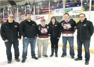  ?? TWITTER / POSTMEDIA NEWS FILES ?? Kimberley Dynamiters’ fans were first introduced to would-be donor, Mike Gould, second from left, on Oct. 13 during a pre-game ceremony.