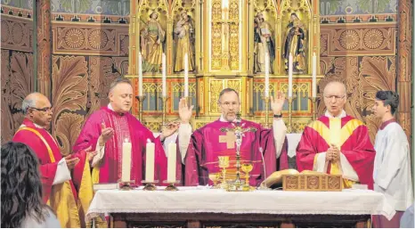  ?? FOTO: CARMEN BOGENRIEDE­R-KRAMER ?? In der frisch renovierte­n Dieterskir­cher Kirche zelebriert­en (von links) Pater Tomy, Pfarrer Klaus Wolfmaier, Domkapitul­ar Andreas Rieg und Pfarrer Rudolf Dehne den Festgottes­dienst.