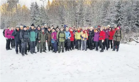  ?? FOTO: STEINAR SKILHAGEN ?? AKTIV I 100: Det er god folkehelse når 100 seniorer kommer seg ut på tur en onsdag i desember, skriver artikkelfo­rfatteren blant annet.