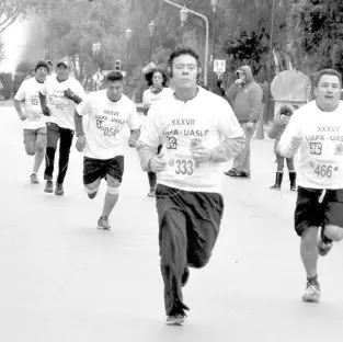  ??  ?? CON DISTANCIA DE 5 kilómetros, se celebra este día la carrera UAPA-UASLP, en el Tangamanga I.