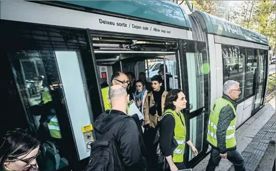  ?? LLIBERT TEIXIDÓ ?? Colau se apea del tranvía. La alcaldesa participó ayer en un viaje reivindica­tivo para reclamar la unión de los dos tranvías