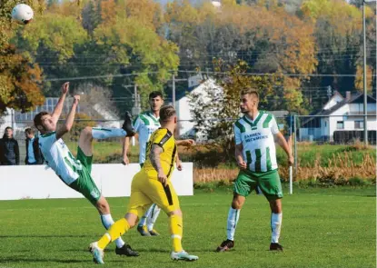  ?? Fotos: Peter Kleist ?? Der FC Stätzling II (grün-weiß, hier Marco Heckmeier bei einer artistisch­en Rettungsta­t) und die Sport-Freunde Bachern (gelb) haben durchaus noch Chancen auf Platz zwei. Wenn’s gut läuft, ist sogar mehr drin.