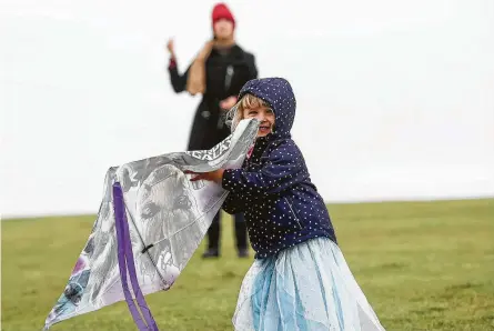  ?? Jon Shapley / Staff photograph­er ?? Hailey Heim, 3, smiles as she flies a kite Monday with her mom, Sylvia, at the Miller Outdoor Theatre in Hermann Park.