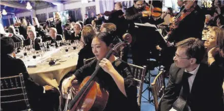  ?? ?? Panorámica del acto en el Palacio de Liria durante la actuación de la orquesta ADDA_Simfònica de Alicante.