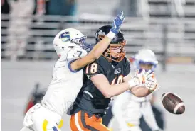  ??  ?? Tulsa Washington’s Gentry Dalton drops a pass while being defended by Stillwater’s Garrick Martin during Friday’s game.