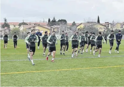  ?? CP CACEREÑO ?? Trabajo Jugadores del Cacereño durante un entrenamie­nto de esta semana en Pinilla. ▷