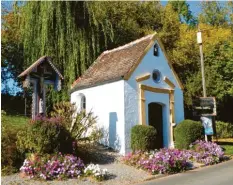  ?? Fotos: Hubert Raab ?? Ein Hohlweg führt an der Kapelle St. Elisabeth vorbei.