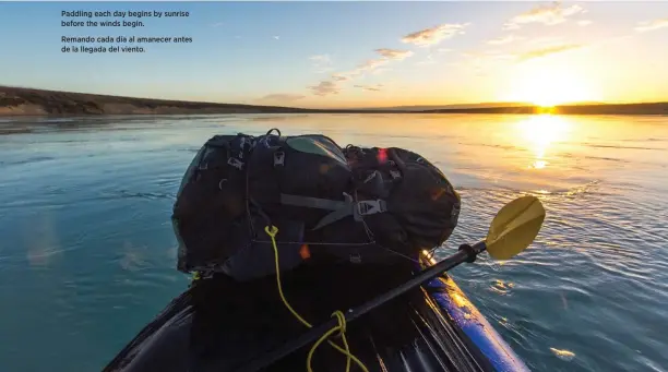  ??  ?? Paddling each day begins by sunrise before the winds begin. Remando cada día al amanecer antes de la llegada del viento.