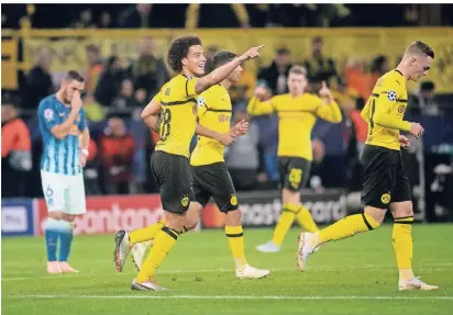  ?? FOTO: BERND THISSEN/DPA ?? Dortmunds Axel Witsel (2.v.l) jubelt mit Jacob Bruun Larsen über seinen Treffer zum 1:0 gegen Atlético Madrid.