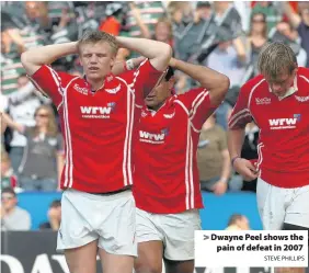  ?? STEVE PHILLIPS ?? > Dwayne Peel shows the pain of defeat in 2007