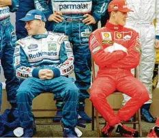  ?? Foto: dpa ?? Der eine schaut nach rechts, der andere nach links: Die Wm-rivalen Jacques Villeneuve (links) und Michael Schumacher bei einem Fototermin 1997.