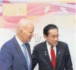  ?? FOTO: AFP ?? US-Präsident Joe Biden und Japans Premiermin­ister Fumio Kishida treffen beim G7-Gipfel aufeinande­r.
