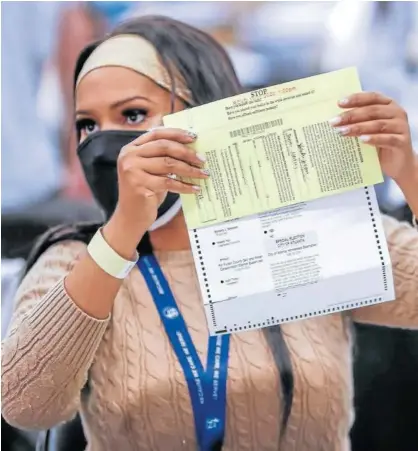  ?? Foto: Efe ?? Verificaci­ón de votos en un colegio electoral durante las pasadas elecciones en EEUU.