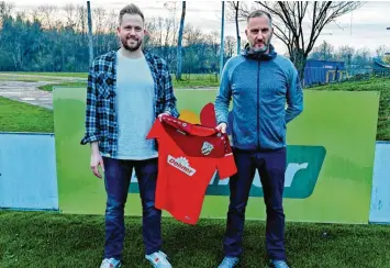  ?? Foto: Gerd Jung ?? Der 28-jährige Sven Zurawka wird im Sommer 2024 den Posten von David Bulik als Cheftraine­r beim TSV Rain übernehmen. Rechts: Sportliche­r Leiter Jürgen Meissner.