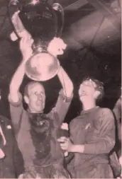  ??  ?? Sir Bobby Charlton è nato l’11 ottobre 1937 ad Ashington. In carriera ha giocato col M. United dal 1956 al 1973 (nella foto alza la Coppa dei Campioni), poi una stagione al Preston. In nazionale esordio nel 1958, ultima gara al Mondiale 1970: a destra...