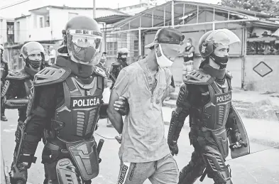  ??  ?? El lunes
se realizó otra manifestac­ión en en municipio de Arroyo Naranjo, con varios detenidos