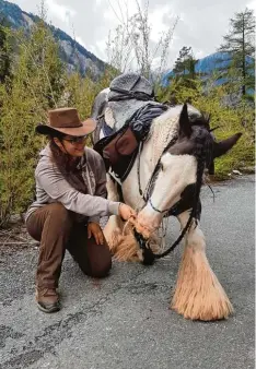  ?? Foto: Anna Starker ?? Die 18 jährige Lorena Wenger aus Gennach überquerte mit ihrem Pferd Nobby die Alpen.