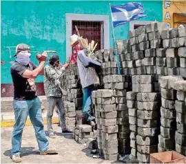  ??  ?? REVUELTA. Jóvenes nicas levantan barricadas para enfrentar a los paramilita­res.