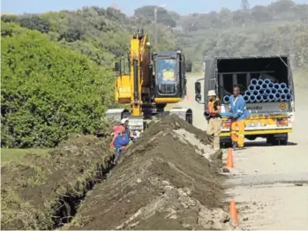  ??  ?? MAKING QUICK PROGRESS: Cannon Rocks residents are concerned about a new pipeline being laid in the village without an environmen­tal impact assessment being done