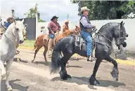  ??  ?? Rodríguez Calderón visitó las calles de Santuario el Pueblito montado en Tornado, un ejemplar valuado en 250 mil dólares.