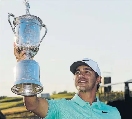  ?? FOTO: AP ?? En su 15ª participac­ión en un Grand Slam, Brooks Koepka levantó el domingo el trofeo de campeón del Open de EE.UU. en Erin Hills